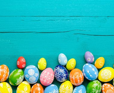 Ahşap arka planda paskalya yumurtaları