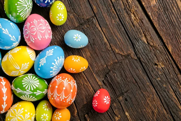 Huevos de Pascua sobre fondo de madera — Foto de Stock