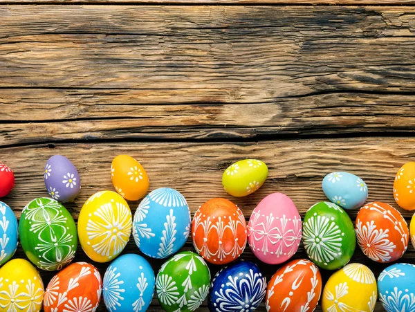 Huevos de Pascua sobre fondo de madera — Foto de Stock