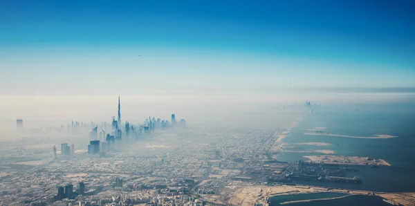 Dubai ciudad en la salida del sol vista aérea — Foto de Stock