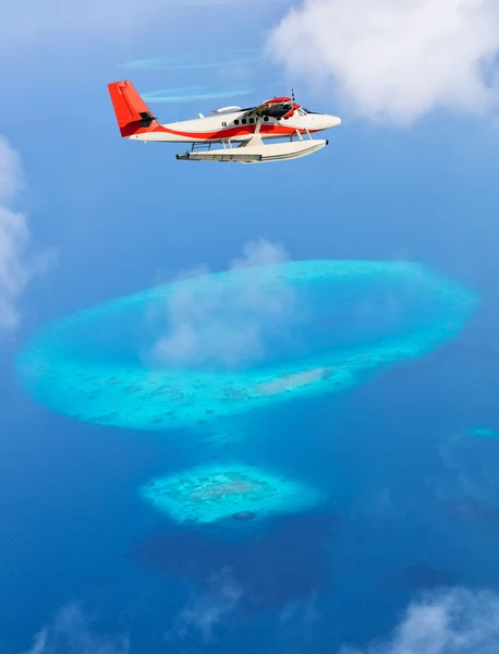 Avión de mar volando sobre las islas Maldivas —  Fotos de Stock