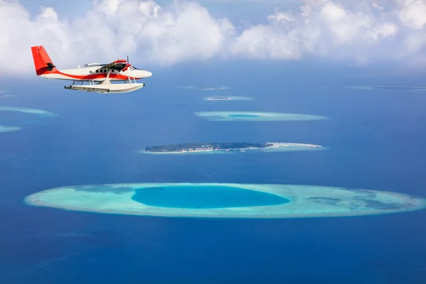 Морской самолет над Мальдивскими островами — стоковое фото