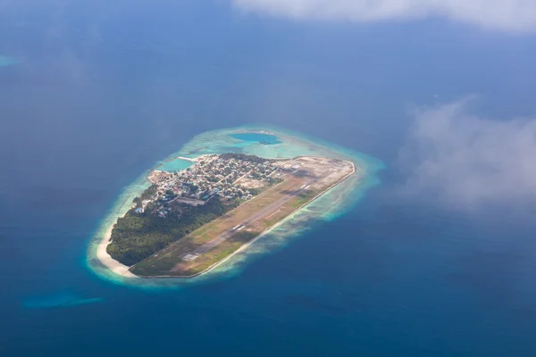 A légi felvétel a Maldív-szigetek island, Raa Atoll — Stock Fotó