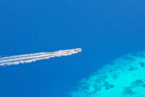 Speed boat from aerial view, Maldives — Stock Fotó