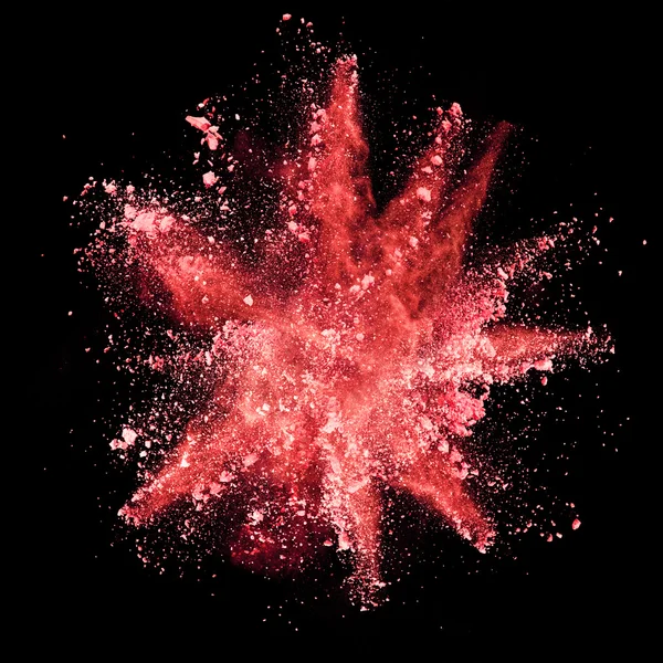 Explosion av rött pulver på svart bakgrund — Stockfoto