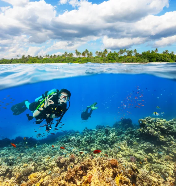 Arrecife de coral submarino con buceadores — Foto de Stock