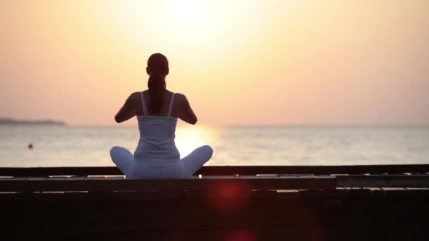 Yoga övning på seaside — Stockvideo