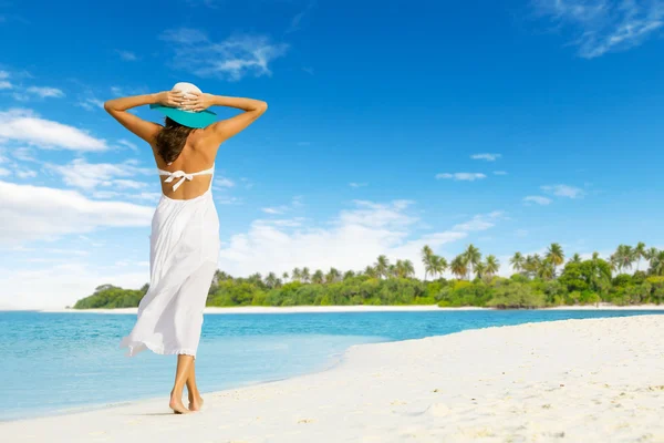 Menina bonita andando na praia tropical — Fotografia de Stock