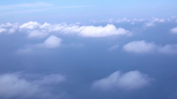 Flygande ovan molnen — Stockvideo