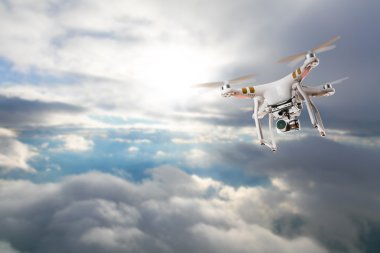 Drone için endüstriyel inşaat bulutların üzerinde uçan