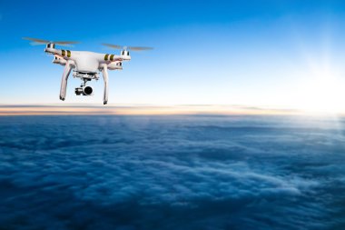 Drone için endüstriyel inşaat bulutların üzerinde uçan