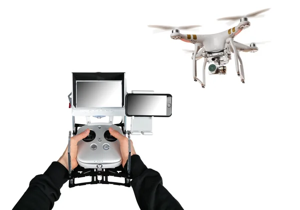 Homem mãos manipulação drone no fundo branco — Fotografia de Stock