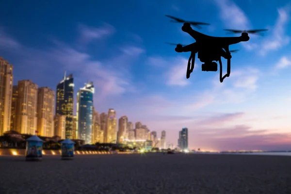 Silueta de drones volando sobre el panorama de la ciudad de Dubai —  Fotos de Stock