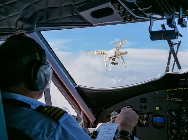 Un drone heurté par un avion commercial — Photo