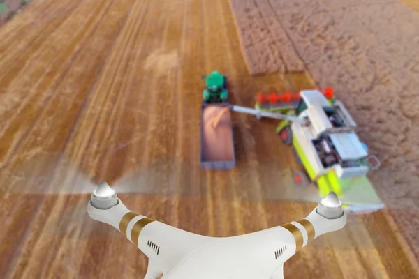 Drone vliegen boven combine harvester — Stockfoto