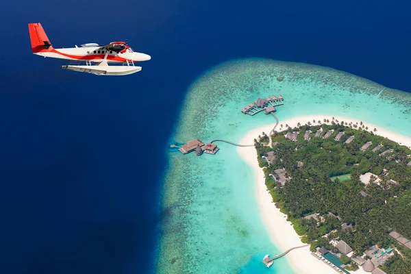 Sea plane flying above Maldives islands — Stock Photo, Image