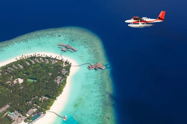 Maldív-szigetek felett repülő hidroplán — Stock Fotó