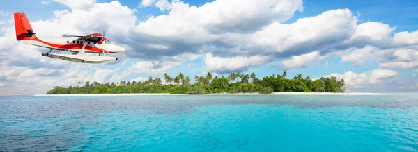 Avion volant au-dessus des îles Maldives — Photo