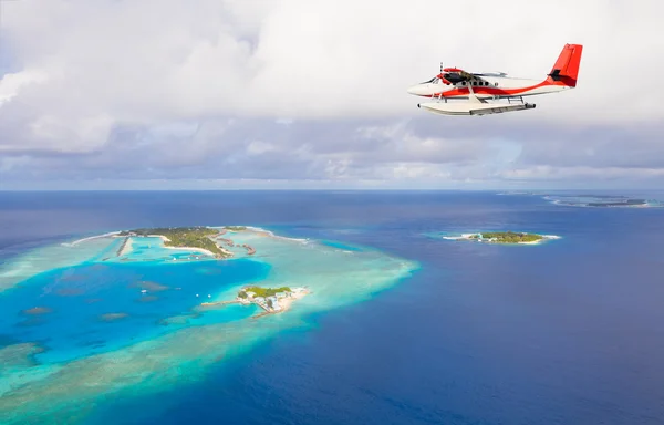 海马尔代夫群岛上空飞行的飞机 — 图库照片
