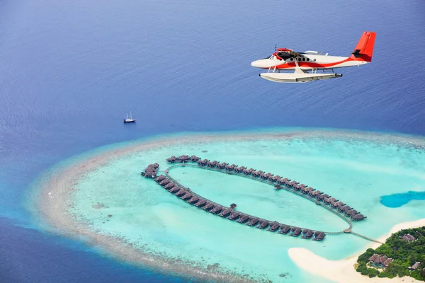 Море площину пролітає над Мальдіви острови — стокове фото