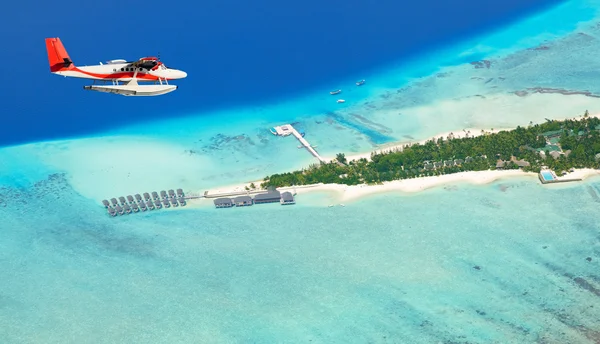 Avión de mar volando sobre las islas Maldivas —  Fotos de Stock