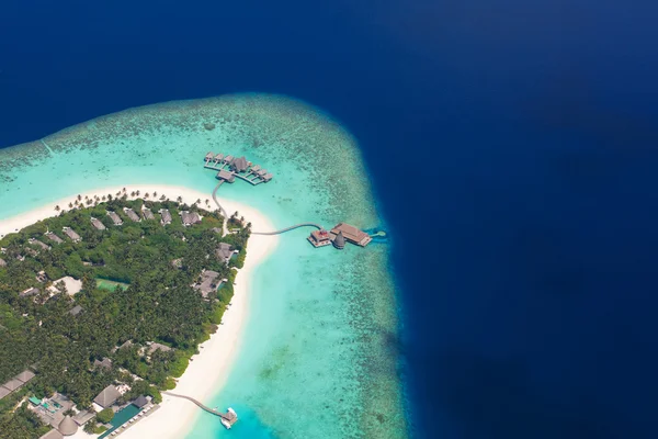 A légi felvétel a Maldív-szigetek island, Raa Atoll — Stock Fotó