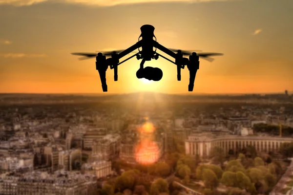 Sílhueta de drones sobrevoando o panorama da cidade de Paris — Fotografia de Stock