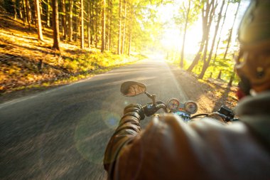 Güneşli sabah motosiklet sürme motosikletçi