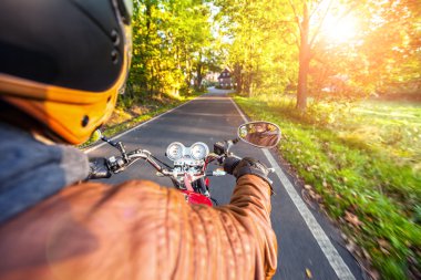 Güneşli sabah motosiklet sürme motosikletçi