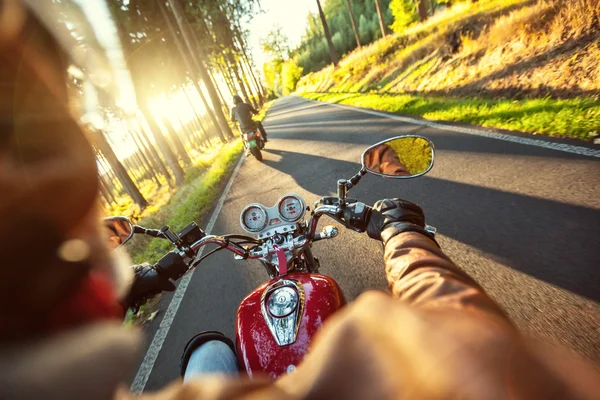 Moottoripyöräilijä ratsastus moottoripyörä aurinkoinen aamu — kuvapankkivalokuva