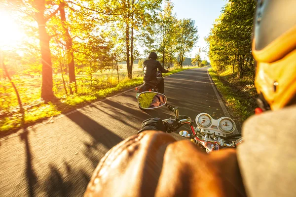 Motocycliste équitation moto dans la matinée ensoleillée — Photo