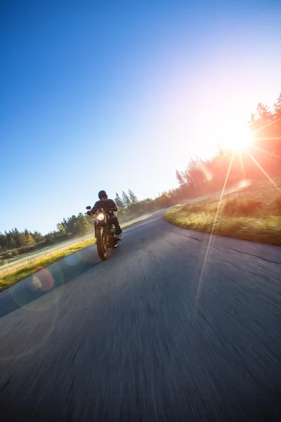 Motociclista en helicóptero en una carretera —  Fotos de Stock