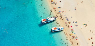 Bir Beach motorbot ve insanlarla havadan görünümü