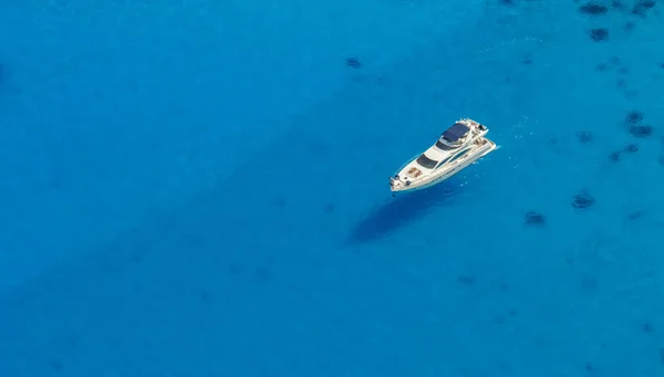 Aerial view of single yacht in azure sea — Stock Photo, Image