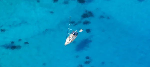 Αεροφωτογραφία του ενιαίο σκάφος στο γαλάζιο της θάλασσας — Φωτογραφία Αρχείου