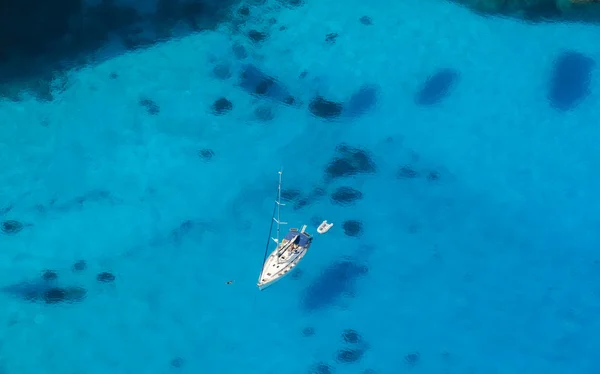 鸟瞰图的单艘游艇在蔚蓝的大海 — 图库照片
