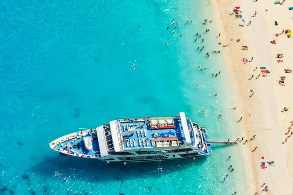 Vista aérea de uma praia com grande barco e pessoas — Fotografia de Stock