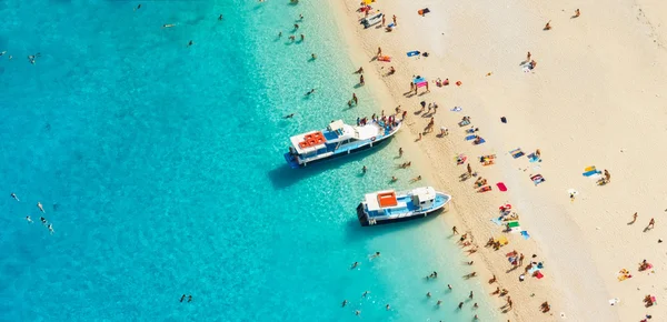 Flygfoto över en strand med motorbåtar och människor — Stockfoto