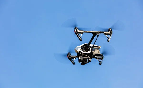 Drone volando contra el fondo azul del cielo — Foto de Stock