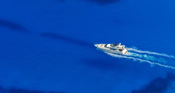 Vista aérea de un solo yate en mar azul —  Fotos de Stock