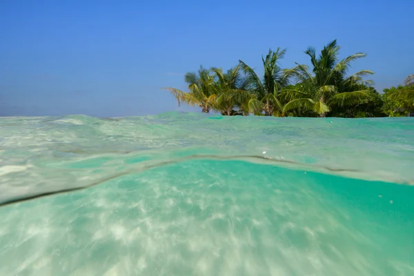 Playa de arena submarina con isla tropical —  Fotos de Stock