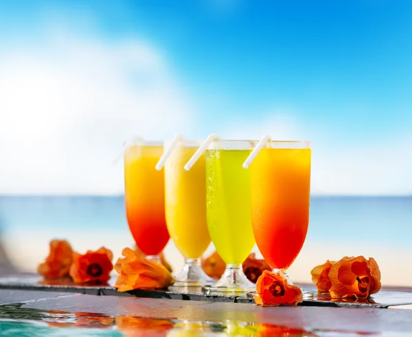 Cócteles bebidas colocadas junto a la piscina — Foto de Stock