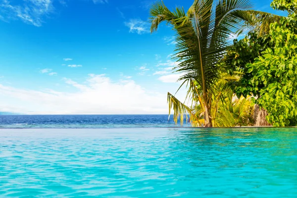Zwembad op tropicla eiland — Stockfoto