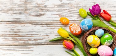 Tahtaların üzerinde paskalya yumurtaları ve laleler.