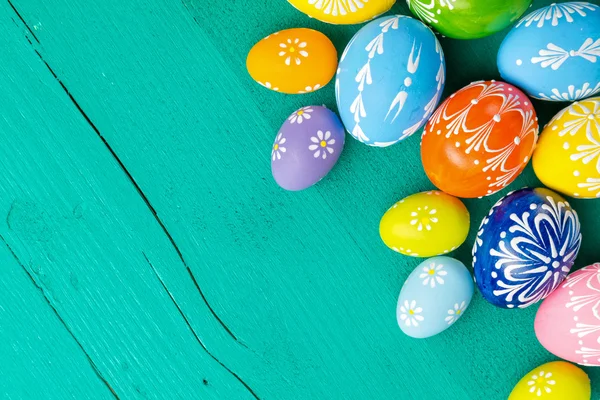 Huevos de Pascua sobre fondo de madera — Foto de Stock