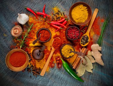 Siyah taş üzerinde çeşitli baharatlar