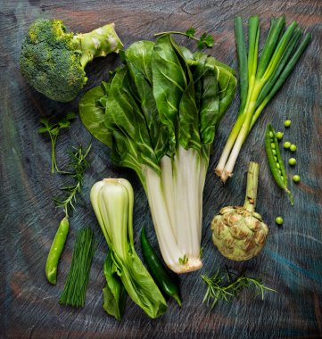 Taze yeşil sebze siyah taş topluluğu