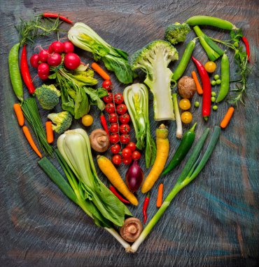Kalp şeklinde taze sebze topluluğu