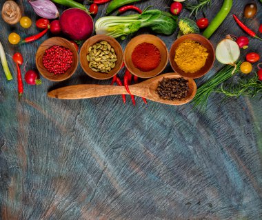 Siyah taş üzerinde çeşitli baharatlar