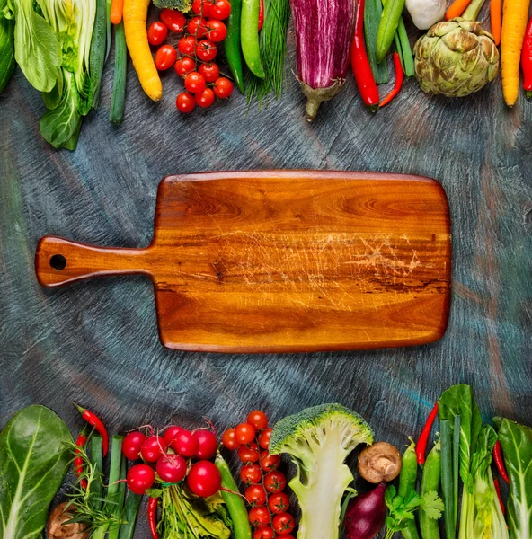 Recogida de verduras frescas con tabla de pan — Foto de Stock